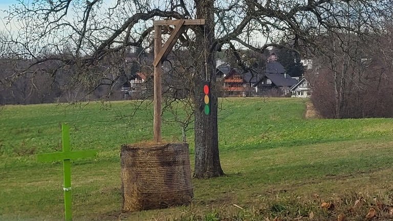 Holzgalgen mit hängender Ampel in Illmensee (Foto: SWR)
