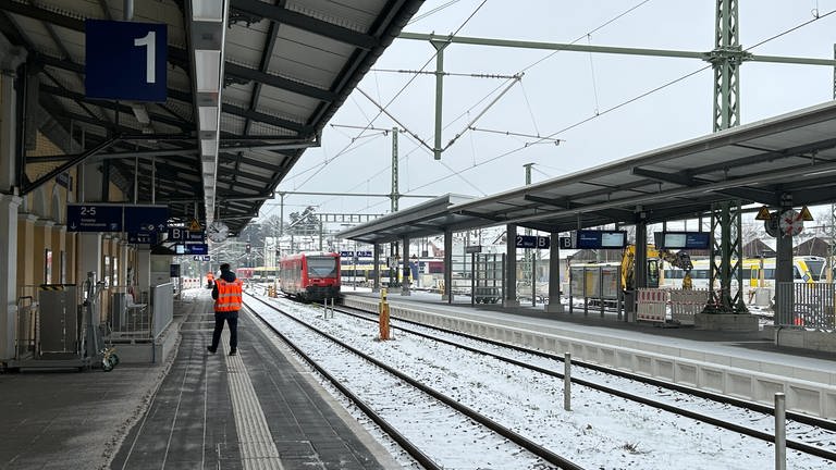 Gleis 1 am Bahnhof Friedrichshafen ist leer am ersten Tag des GDL-Streiks im Januar 2024 