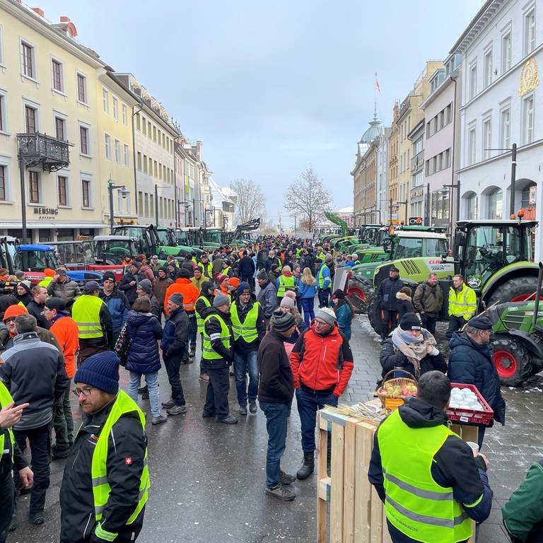 Bauernprotest: Zahlreiche Menschen versammeln sich auf der Marktstätte in Konstanz. (Foto: SWR, Esther Leuffen)