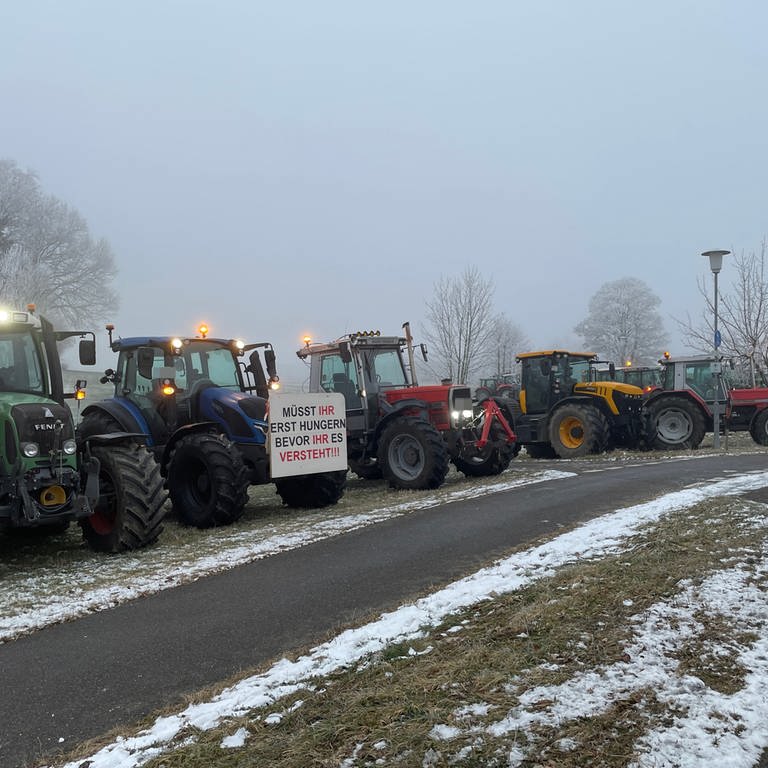 Traktoren stehen in Amtzell an der Straße