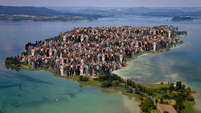 So sähe es aus, wenn alle 11,3 Millionen Baden-Württemberger auf der Insel Reichenau ständen. (Foto: SWR, Reichenau-Gemüse eG/Achim Mende/Collage SWR)