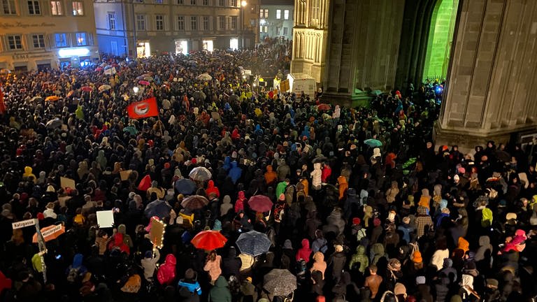 Der Münsterplatz war voller Menschen. Mehrere tausend demonstrierten in Konstanz.