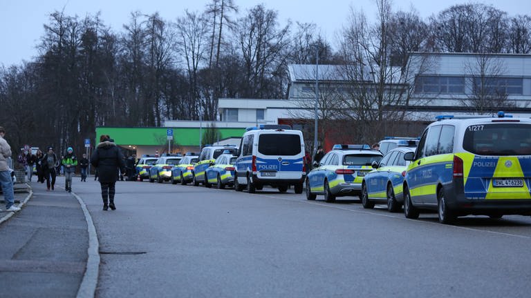 Fehlalarm: Großeinsatz der Polizei wegen Amokalarm an Schule in Bad Waldsee (Kreis Ravensburg).
