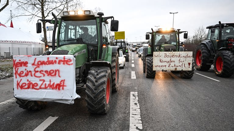 Bauern fahren in ihren Traktoren langsam durch die Innenstadt von Ravensburg und lassen kein Fahrzeug überholen.