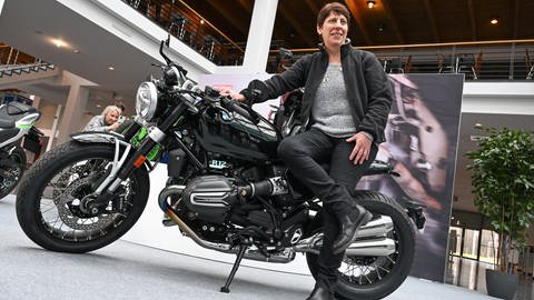 Petra Rathgeber steht auf dem Messegeländer der "Motorradwelt Bodensee"