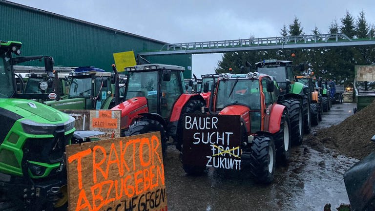 Landwirte parken nach Protestfahrt ihre Traktoren bei Kisslegg
