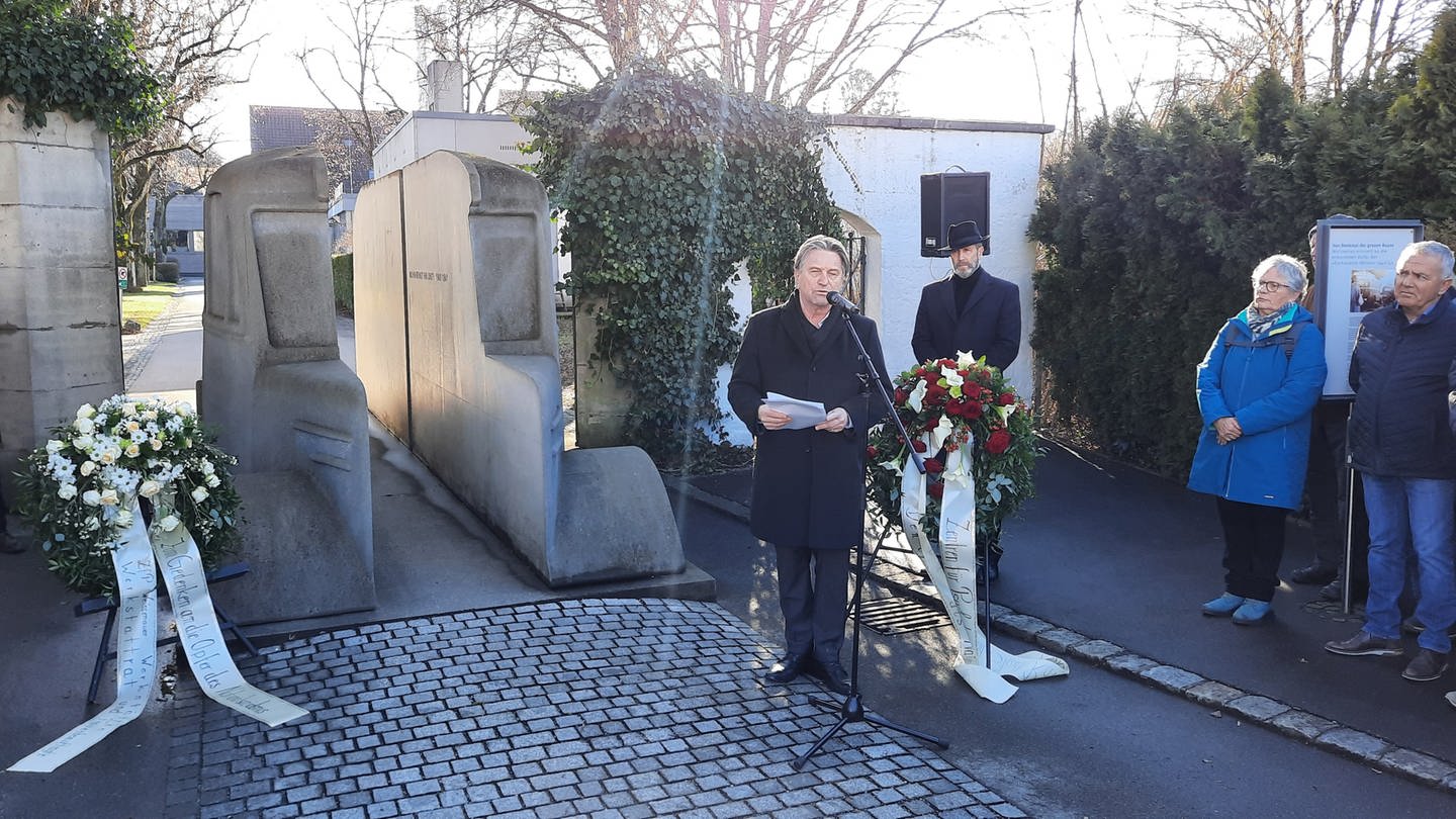 Sozialminister Lucha bei der Kranzniederlegung im ZfP Weissenau zum Gedenktag an die Opfer des Nationalsozialismus (Foto: SWR, Dirk Polzin)