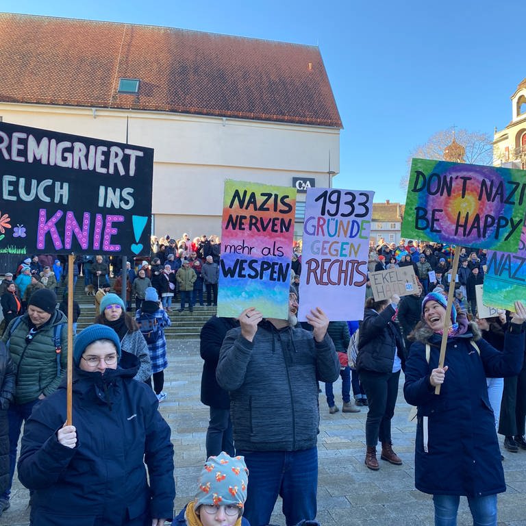 Demo-Teilnehmer in Sigmaringen präsentieren ihre Plakate (Foto: SWR, Bernhard Hentschel)