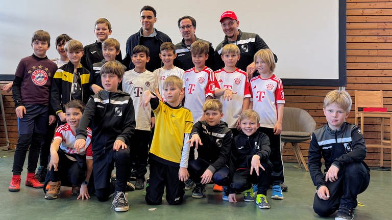 Jamal Musiala mit Jugendfußballern in Wolfegg (Foto: SWR, Johannes Riedel)