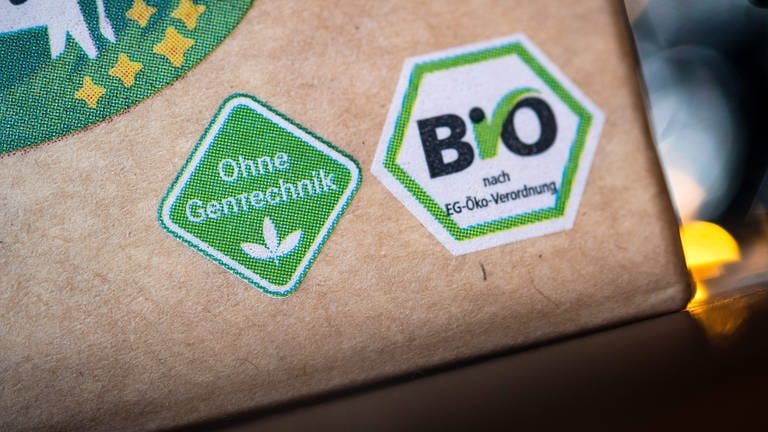 Label "Ohne Gentechnik" auf einem Produkt  (Foto: dpa Bildfunk, picture alliance/dpa/Sina Schuldt)