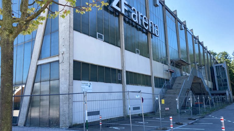 Die gesperrte ZF-Arena in Friedrichshafen hinter Bauzäunen. Die Halle soll abgerissen werden. (Foto: SWR, Thomas Wagner)