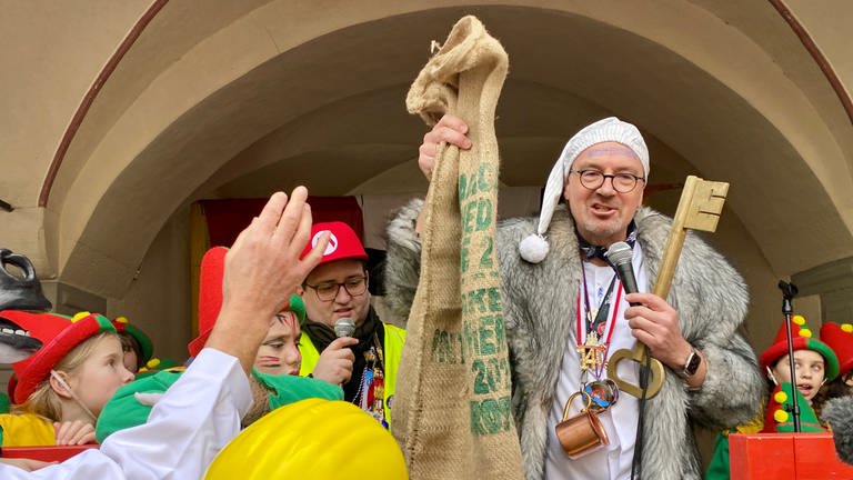 Konstanzer Oberbürgermeister Uli Burchardt gibt leeres Stadtsäckel und Rathausschlüssel ab