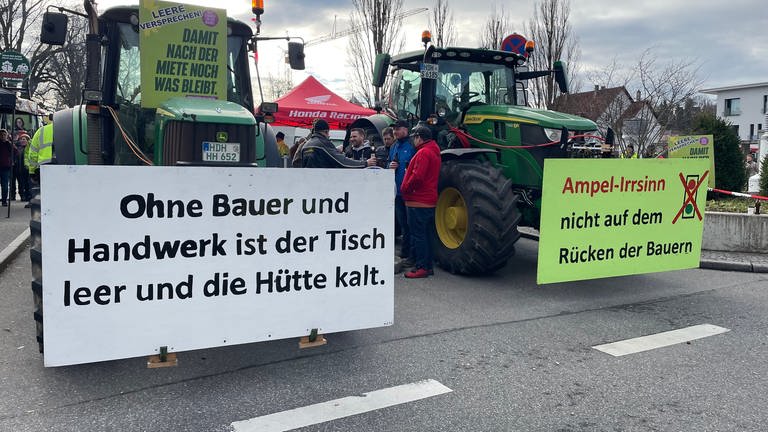 Bauern protestieren massiv vor Beginn des traditionellen Politischen Aschermittwochs in Biberach. (Foto: dpa Bildfunk, picture alliance/dpa | David Nau)