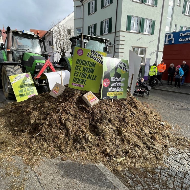 Proteste verhinderten den Politischen Aschermittwoch der Grünen in Biberach. (Foto: SWR, Johannes Riedel)