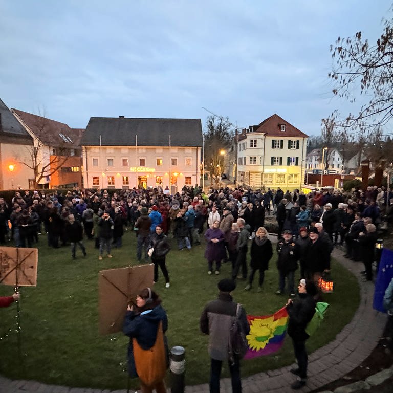 Mahnwache für Demokratie nach der Ausschreitungen am Aschermittwoch in Biberach. (Foto: SWR, Johannes Riedel)