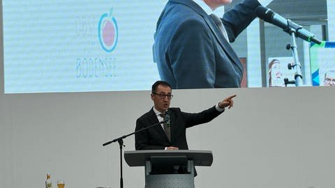 Bundeslandwirtschaftsminister Cem Özdemir hält auf der Messe "Fruchtwelt Bodensee" in Friedrichshafen eine Rede