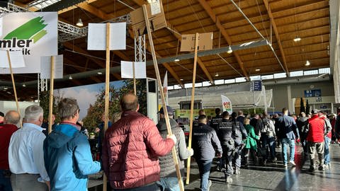 Ein Demonstrationszug folgt Bundeslandwirtschaftsminister Özdemir bei seinem Besuch auf der "Fruchtwelt Bodensee" in Friedrichshafen