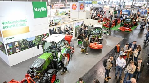 Traktoren stehen in einer Halle der Messe "Fruchtwelt Bodensee" in Friedrichshafen.