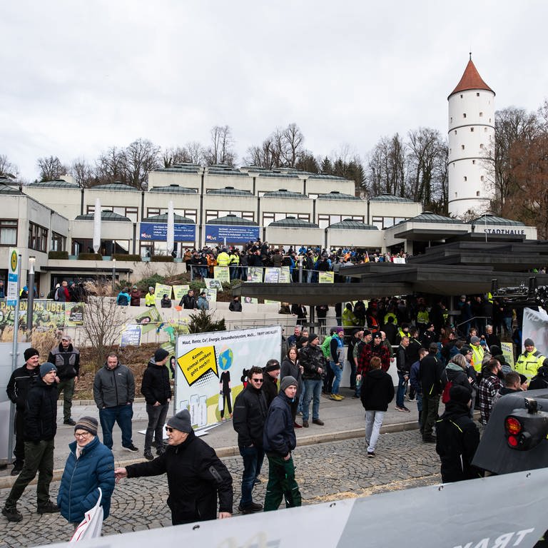 Zahlreiche Menschen versammeln sich beim Politischen Aschermittwoch der baden-württembergischen Grünen vor der Stadthalle von Biberach, um zu demonstrieren.
