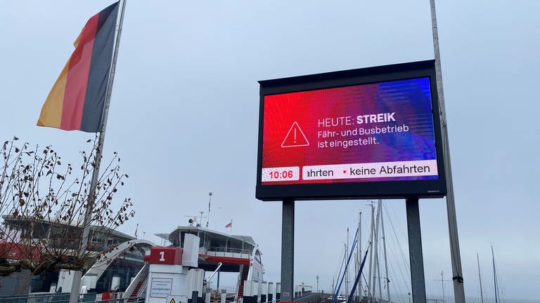 Streik steht auf einem großen Schild an der Fähre Konstanz. (Foto: SWR, Theresia Blömer (Archivbild))