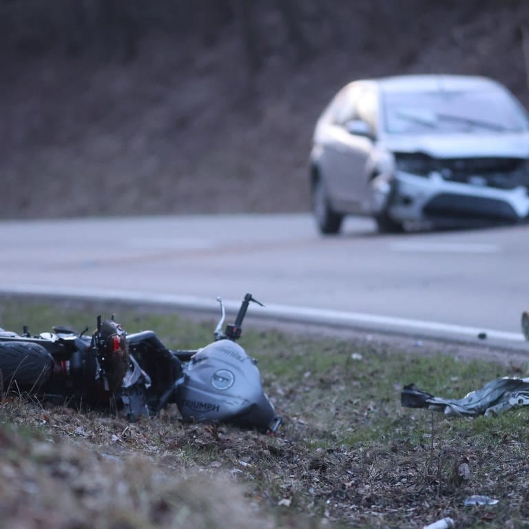 Eine 29-jähriger Motorradfahrerin stirbt beim Überholen nahe Erlenmoos. (Foto: Ralf Zwiebler)