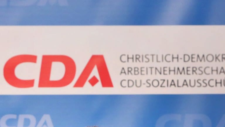 Das Logo der CDA, der Christlich-Demokratischen Arbeitnehmerschaft. Ein Funktionär soll tausende Euro im Bezirksverband Württemberg-Hohenzollern veruntreut haben. (Foto: dpa Bildfunk, picture alliance/Roland Weihrauch)