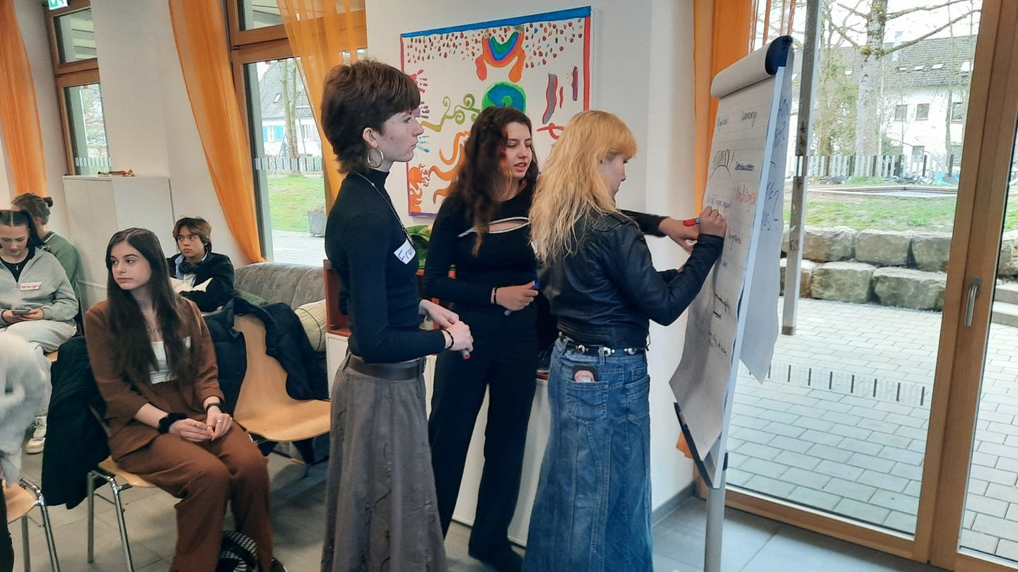 Konstanzer Schülerinnen und Schüler bei einem Workshop für Erstwähler. (Foto: SWR, Stefanie Baumann)
