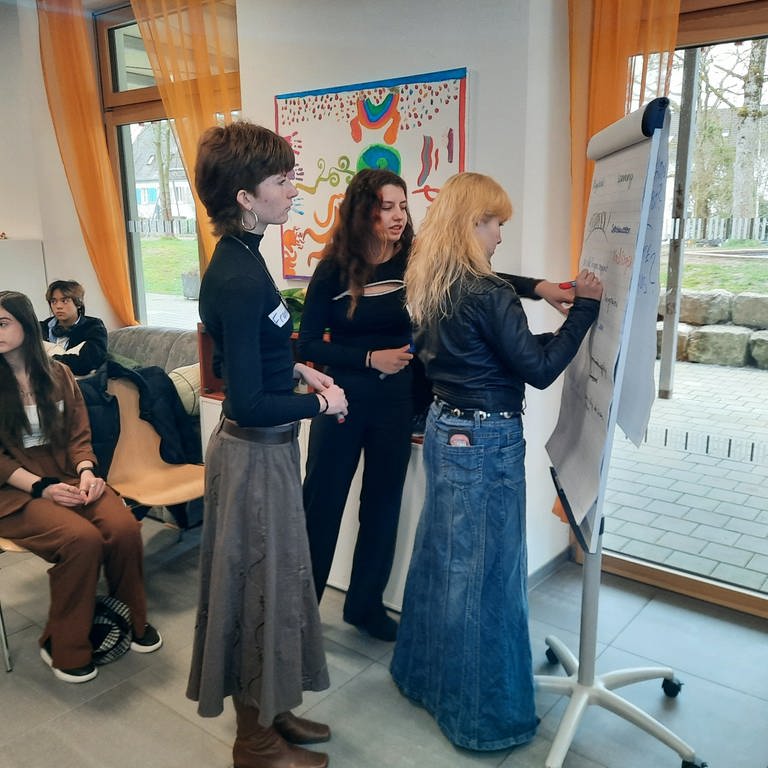Konstanzer Schülerinnen und Schüler bei einem Workshop für Erstwähler.