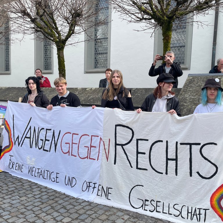 Rund 200 Menschen versammelten sich zur Kundgebung gegen Rechtsextremismus in Wangen im Allgäu. (Foto: SWR, Wolfgang Wanner)