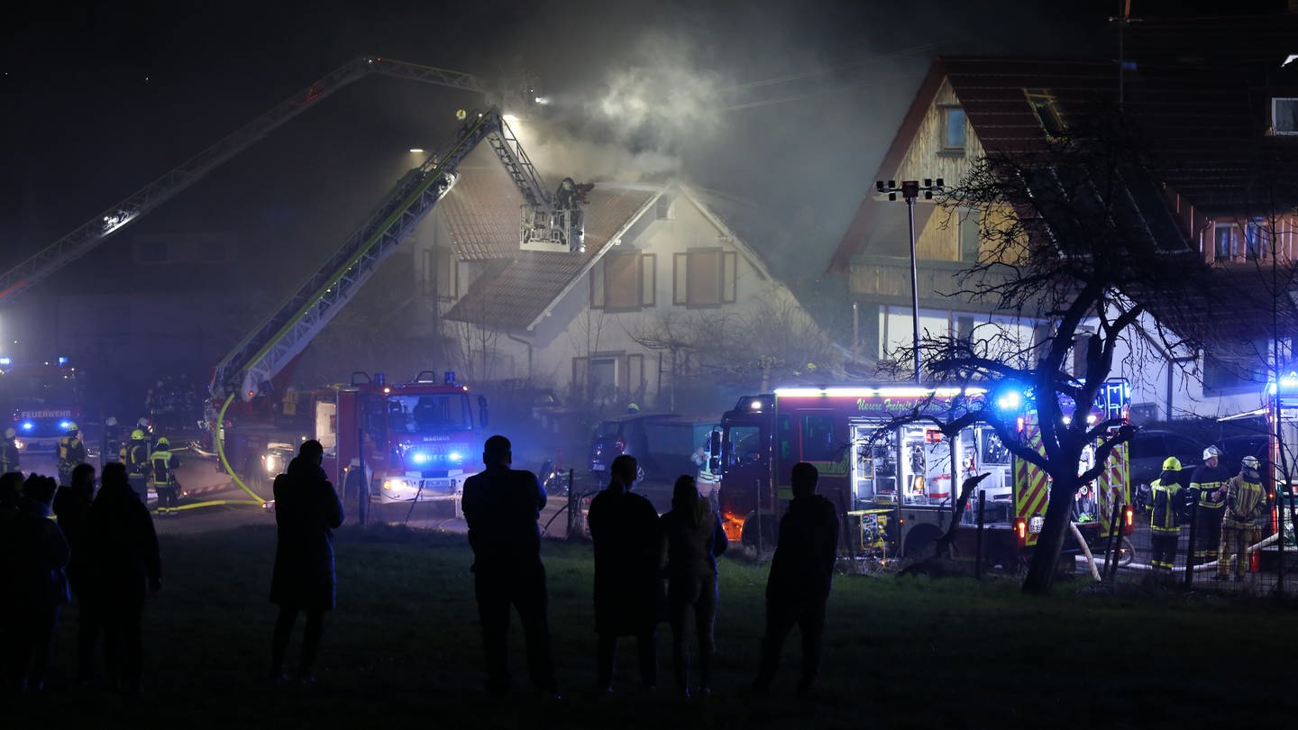 Beim Brand eines Wohnhauses in Uhldingen-Mühlhofen ist ein Mensch ums Leben gekommen. (Foto: David Pichler)