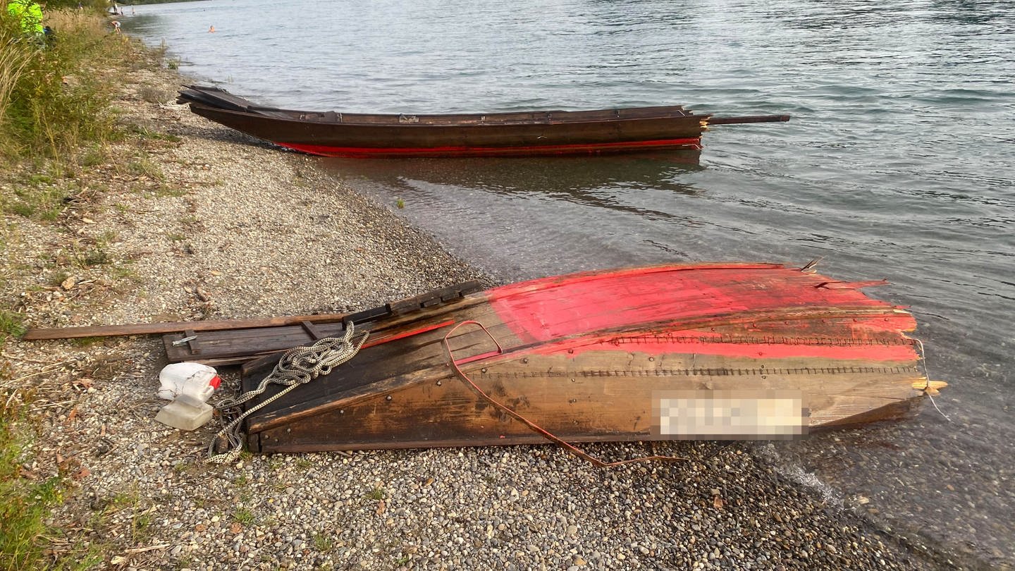 Zwei Teile eines Holzbootes am Seeufer (Foto: Pressestelle, Kantonspolizei Thurgau)