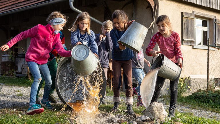 Kinder dürfen in dieser Saison im Bauernhausmuseum in Wolfegg mit anpacken. So lernen sie den Alltag von damals kennen (Foto: Pressestelle, Bauernhausmuseum, Fesseler)