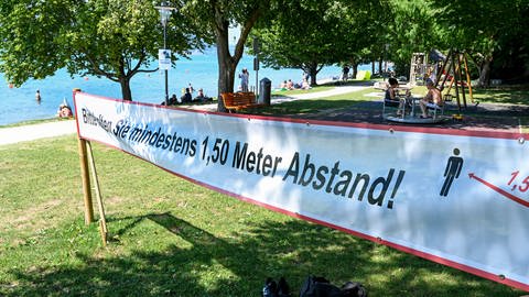 An der Uferpromenade in Sipplingen (Bodenseekreis) steht ein Schild mit der Aufschrift: "Bitte halten sie mindestens 1,5 Meter Abstand." (Foto: dpa Bildfunk, picture alliance/dpa | Felix Kästle (Archivbild))