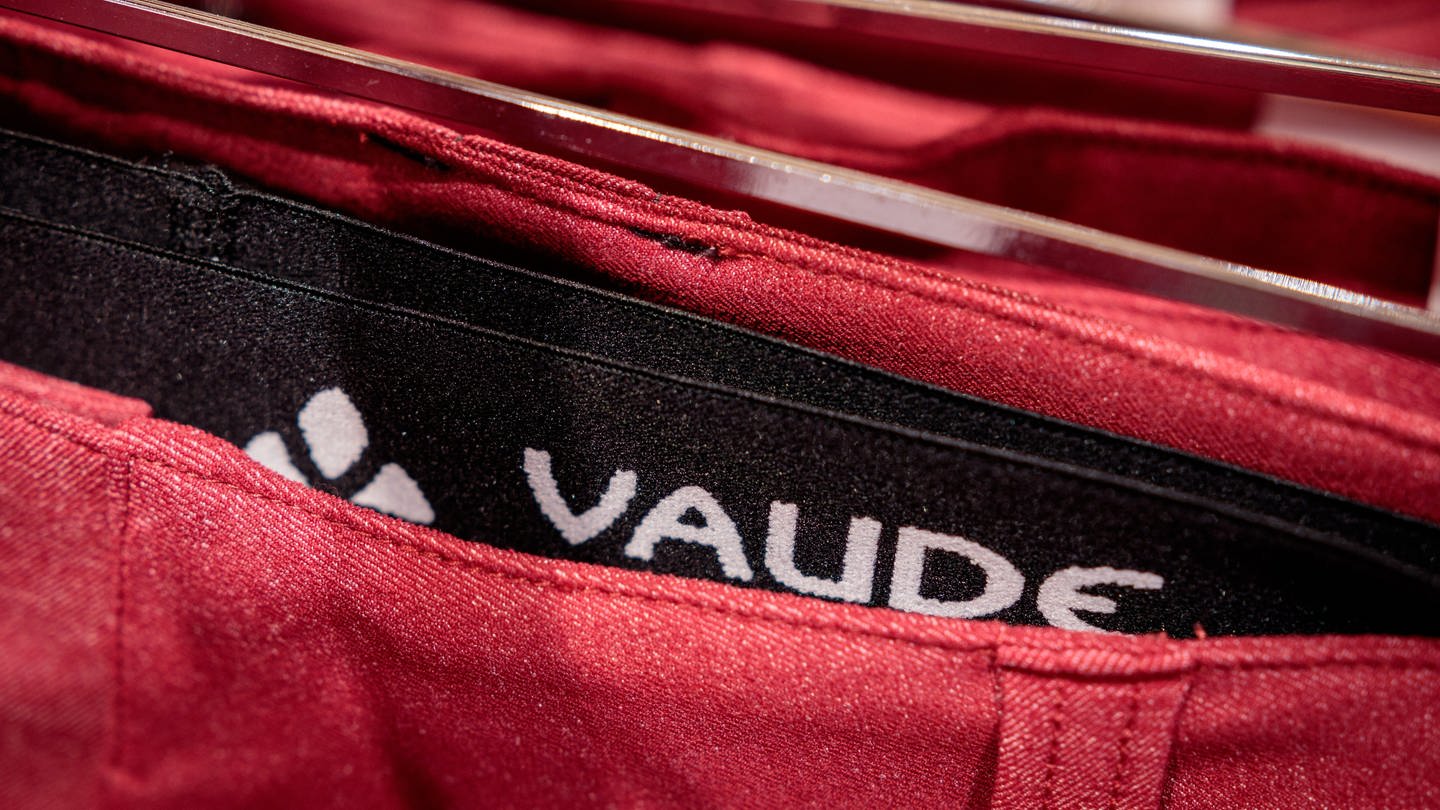 Kleidungsstück mit Vaude-Logo (Foto: dpa Bildfunk, picture alliance/dpa | Sina Schuldt)