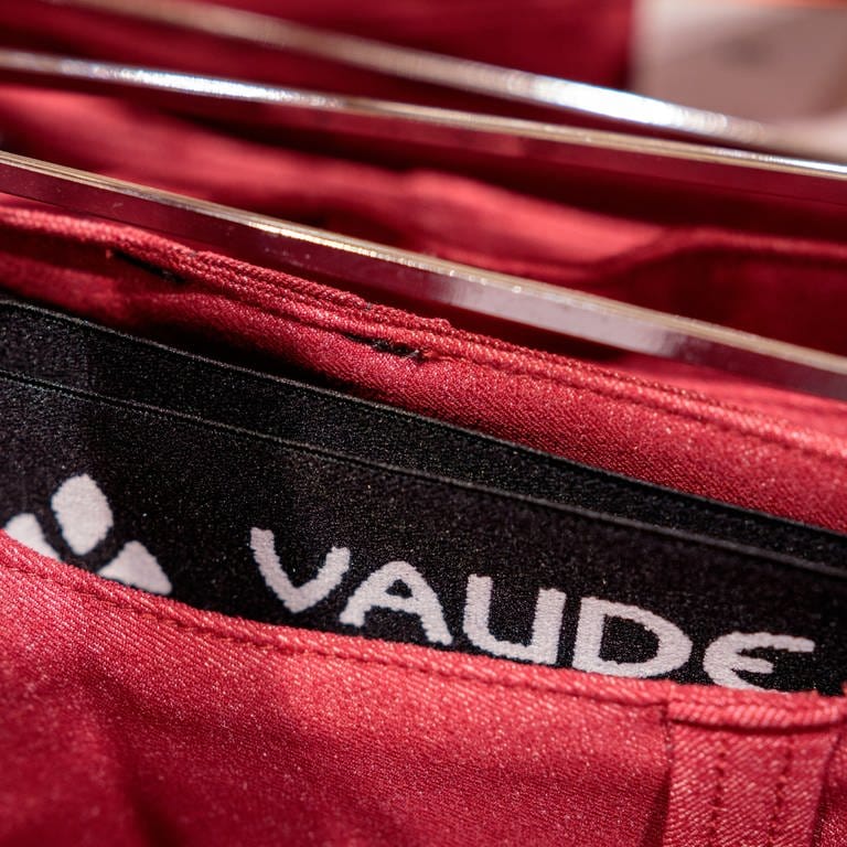 Kleidungsstück mit Vaude-Logo (Foto: dpa Bildfunk, picture alliance/dpa | Sina Schuldt)