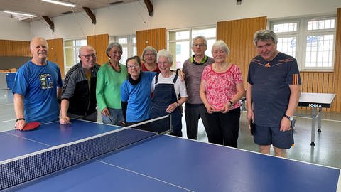 Parkinson-Patienten spielen in einer Turnhalle zu zweit oder zu dritt Tischtennis (Foto: SWR, Esther Leuffen)