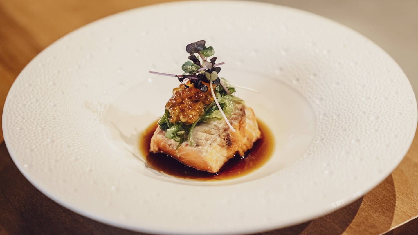 Ein Fischgericht auf einem Teller in einem japanischen Restaurant. (Foto: IMAGO, IMAGO/onemorepicture (Symbolbild))