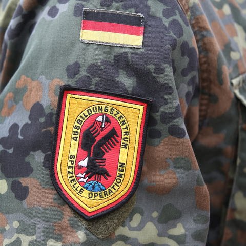Ein Soldat der Staufer-Kaserne in seiner Uniform. (Foto: dpa Bildfunk, picture alliance/dpa/Thomas Warnack (Symbolbild))