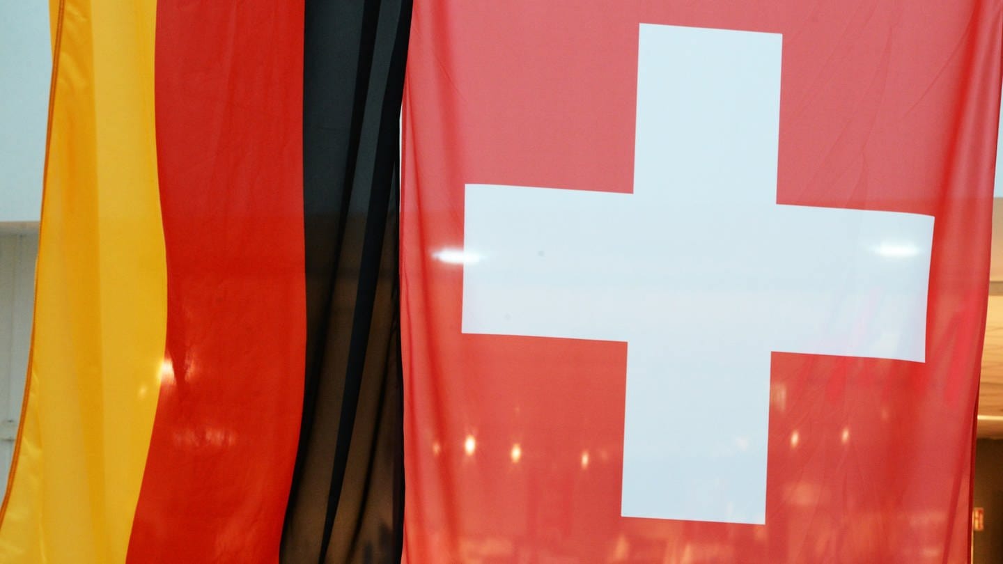 Deutsche und schweizerische Flagge (Foto: picture-alliance / Reportdienste, Patrick Seeger)