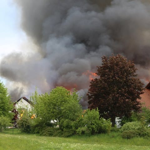 Großbrand bei einem Bauunternehmen in Schlier im Kreis Ravensburg