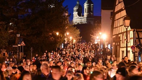 Lichterprozession in Weingarten: Hunderte ziehen mit Kerzen durch die Stadt 