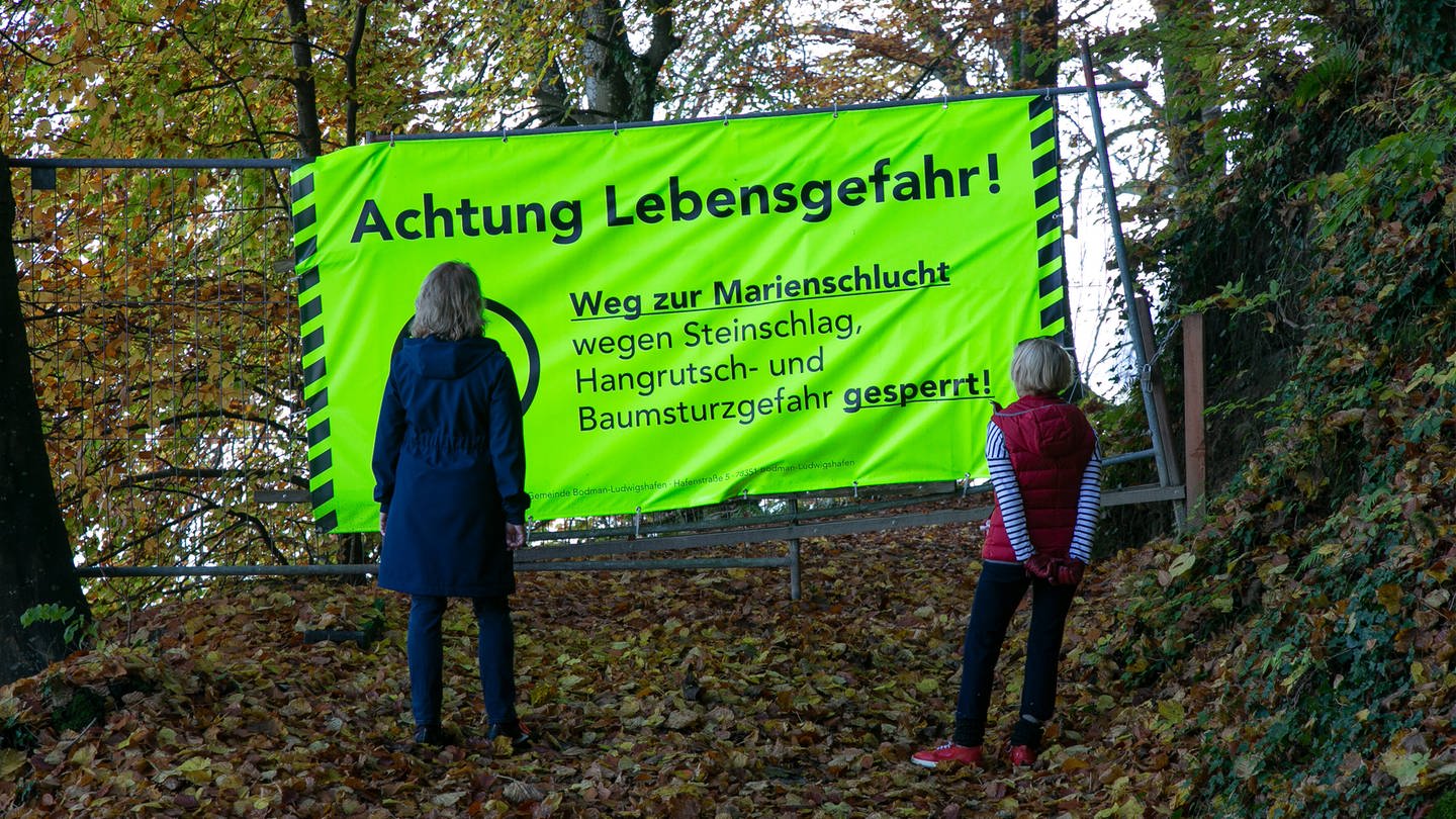 Zwei Wanderinnen stehen vor dem gesperrten Weg zur Marienschlucht (Foto: IMAGO, Wilhelm Mierendorf)