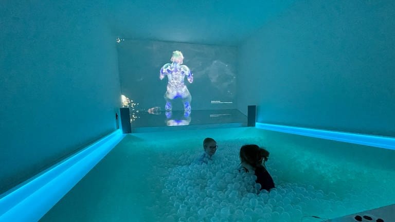 "Morphogenic Angels" heißt das Werk des Künstlerkollektivs Keiken, das 2023 entstand: ein Bällebad und ein Video, das in 1.000 Jahren spielt.