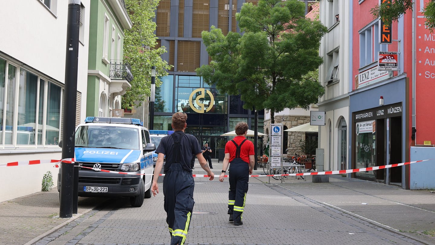 Rettungskräfte laufen durch die abgesperrte Innenstadt von Singen. Diese war wegen eines möglichen Gefahrgutunfalls evakuiert worden. (Foto: Förster/Südwestdeutsches Mediennetzwerk)