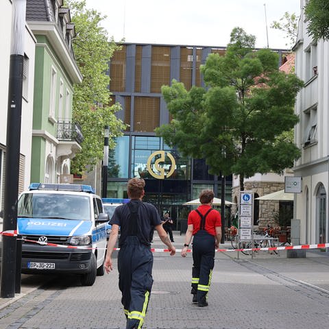Rettungskräfte laufen durch die abgesperrte Innenstadt von Singen. Diese war wegen eines möglichen Gefahrgutunfalls evakuiert worden. 