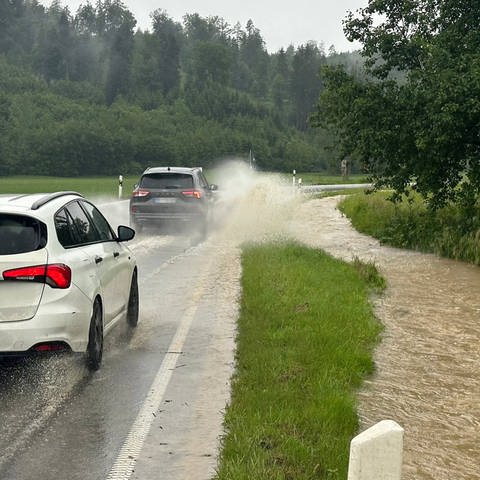 Dauerregen sorgt in der Bodenseeregion für überschwemmte Straßen: Wie hier in Urnau im Bodenseekreis. 