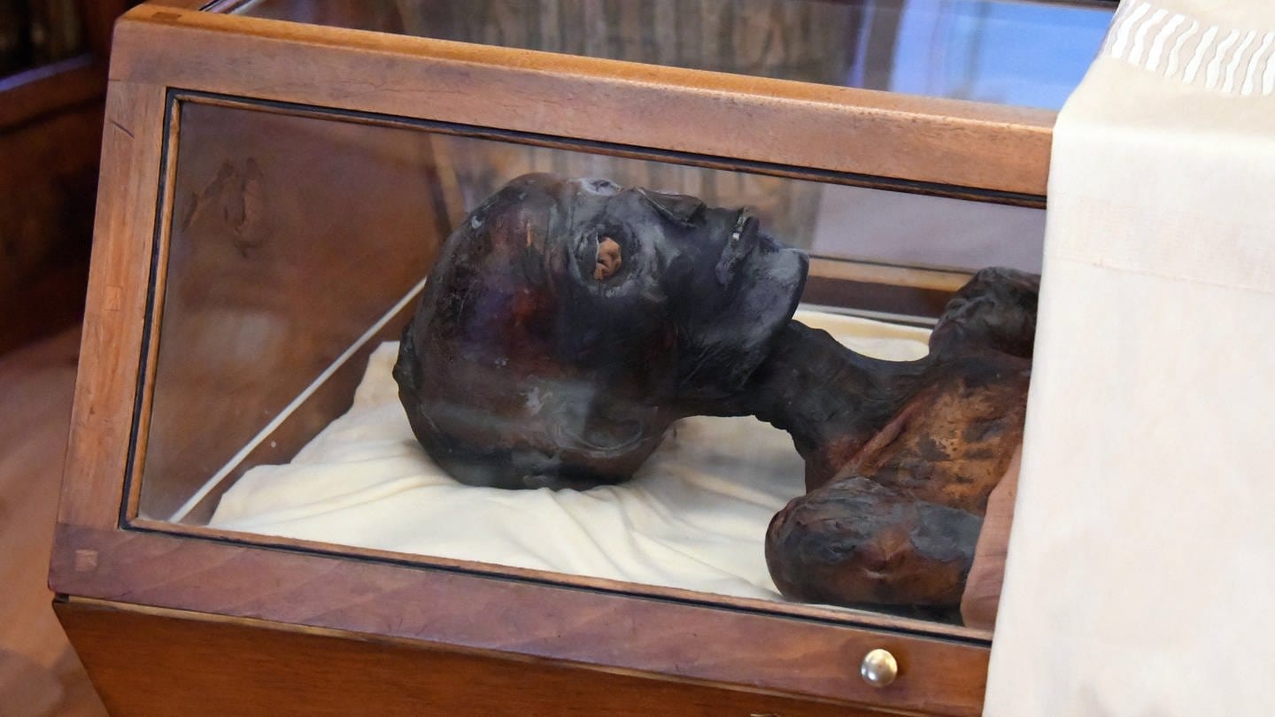 In der Stiftsbibliothek St. Gallen ist eine Mumie aus dem alten Ägypten ausgestellt. Die Bibliothek gehört zum UNESCO-Weltkulturerbe. (Foto: IMAGO, Sepp Spiegl)