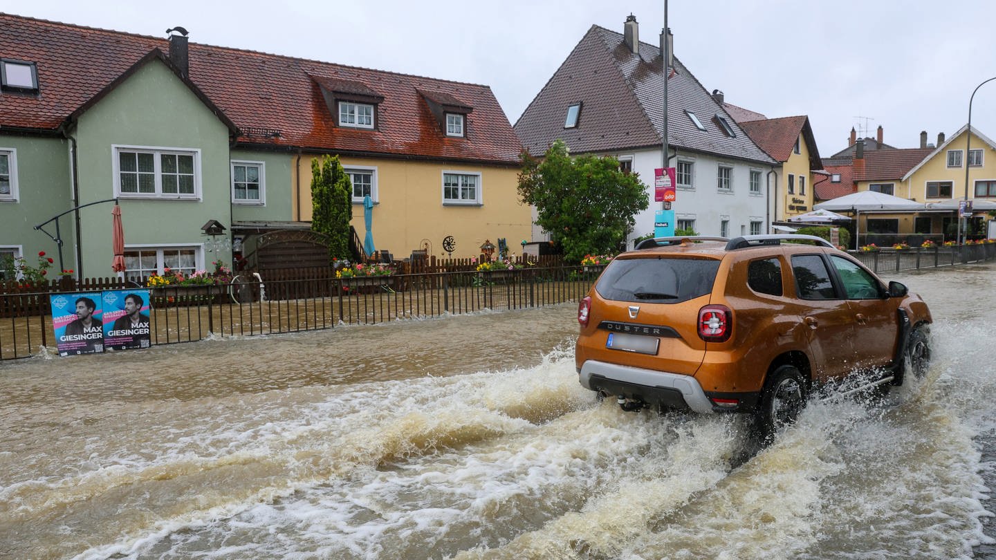 Die B312 ist in Ochsenhausen (Kreis Biberach) durch den über die Ufer getretenen Fluß Rottum komplett überschwemmt. (Foto: dpa Bildfunk, picture alliance/dpa | Thomas Warnack)
