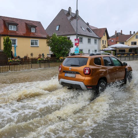 Die B312 ist in Ochsenhausen (Kreis Biberach) durch den über die Ufer getretenen Fluß Rottum komplett überschwemmt. 