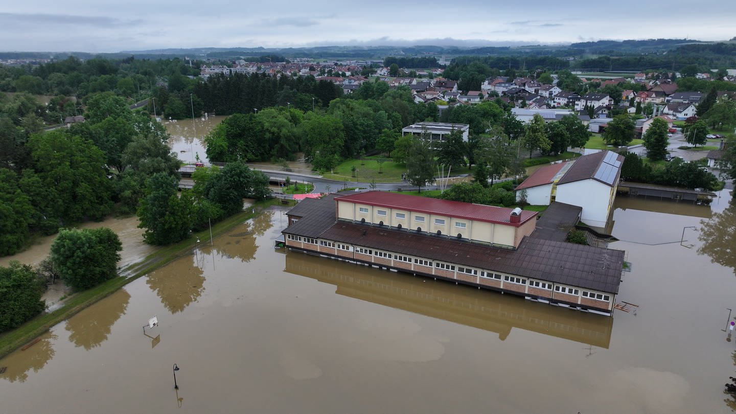 Weiter angespannte Hochwasserlage in Meckenbeuren-Kehlen. (Foto: dpa Bildfunk, picture alliance/dpa/Felix Kästle)